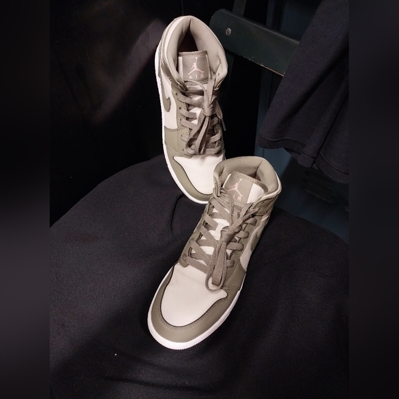 jordan 1 mid trooper bleached coral